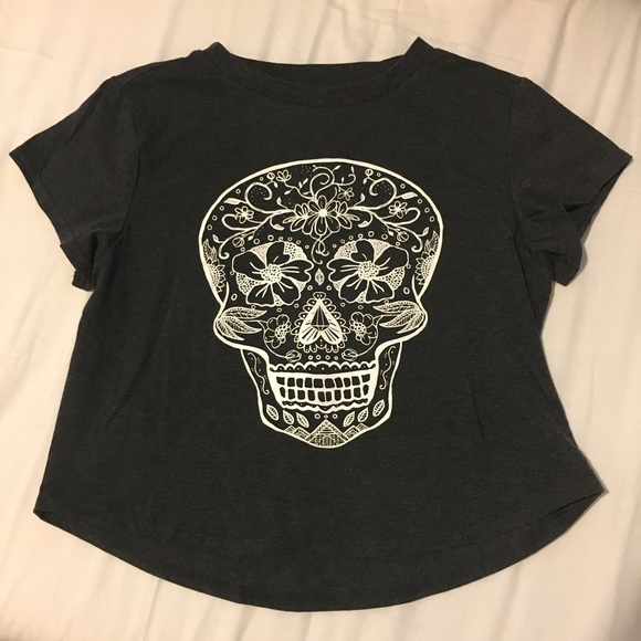 H&M Tops - H&M SKULL CROPPED TOP